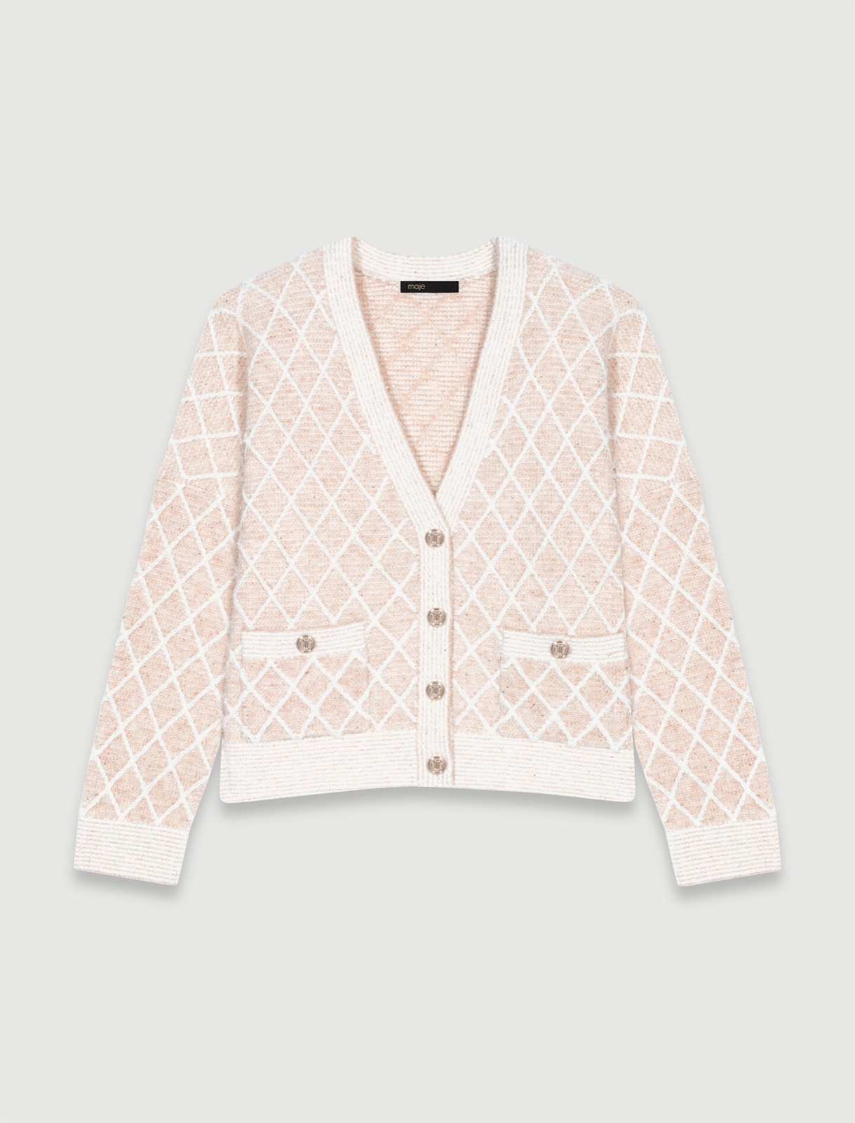 Cardigan Maje en maille à carreaux losange rose poudré et écru, col en V, boutons dorés et poches plaquées