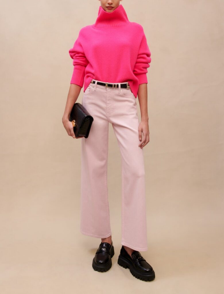 Pull col roulé en cachemire rose fuchsia Maje, porté avec un jean large rose pâle et des mocassins noirs