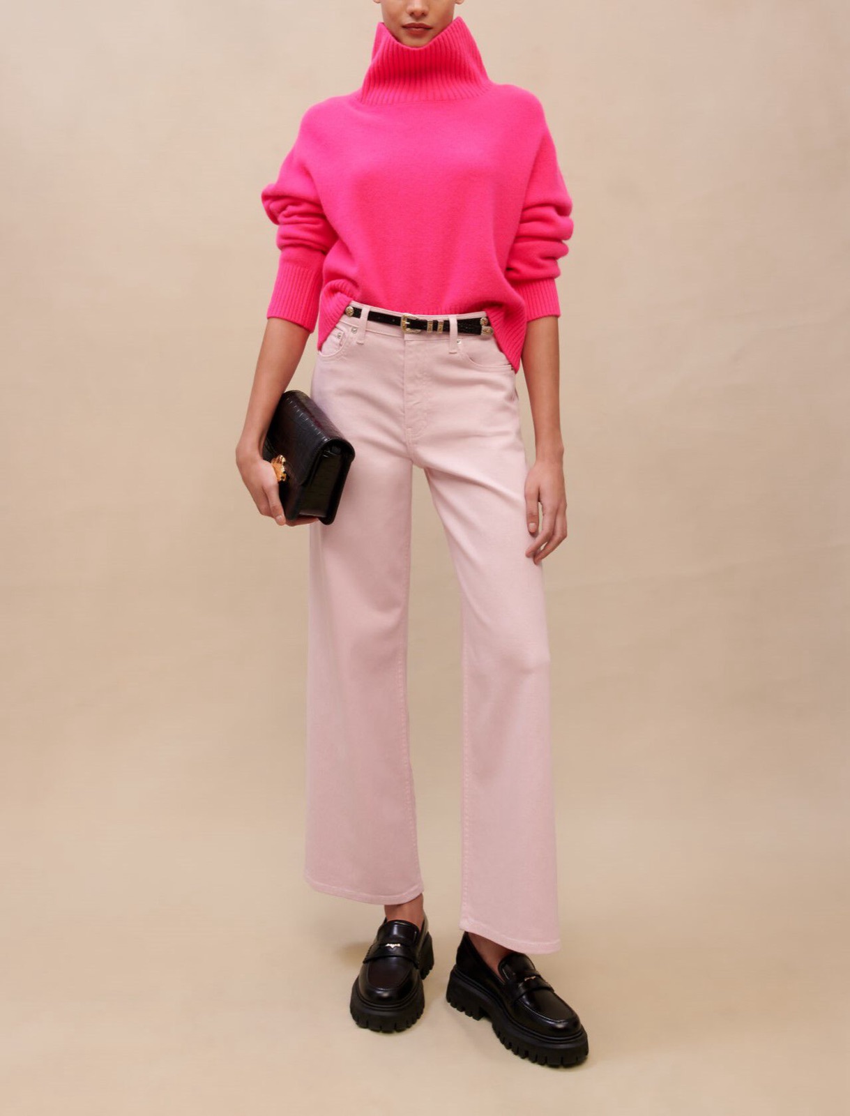 Pull col roulé en cachemire rose fuchsia Maje, porté avec un jean large rose pâle et des mocassins noirs