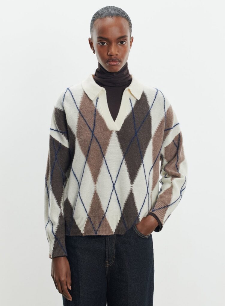 Pull polo en laine et cachemire à motif jacquard losange crème, brun et taupe, col ouvert, de Majestic Filatures