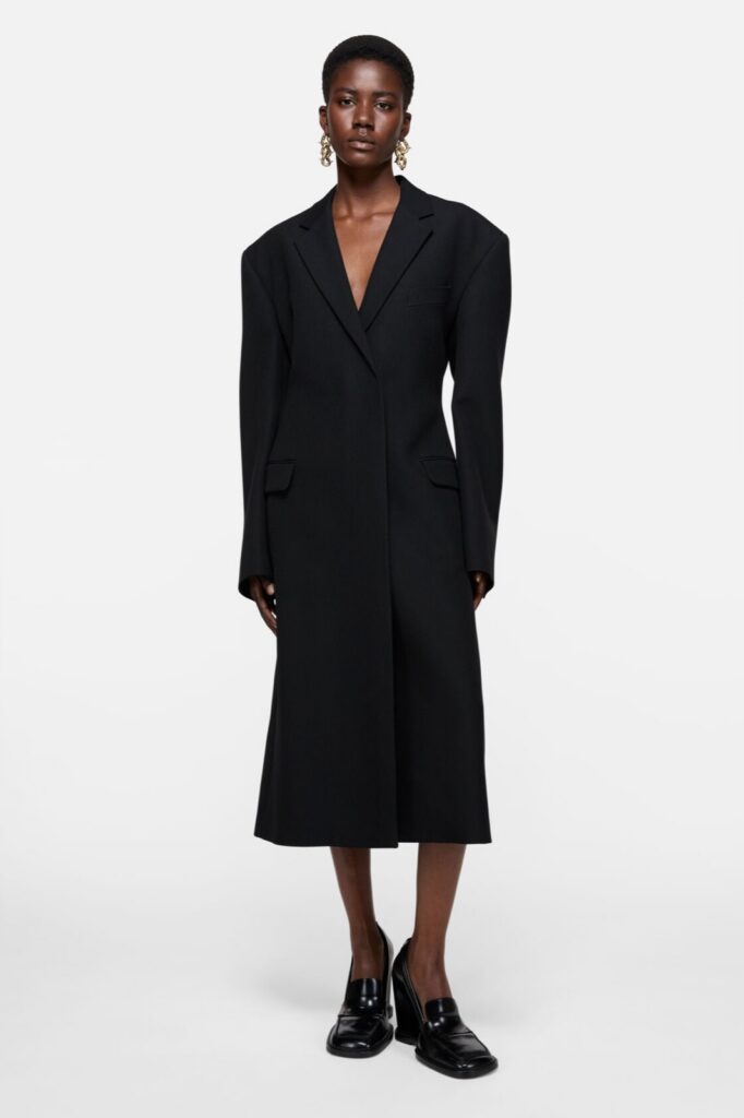 Manteau croisé en laine noire Acne Studios, coupe droite longueur mi-mollet, porté avec des mocassins