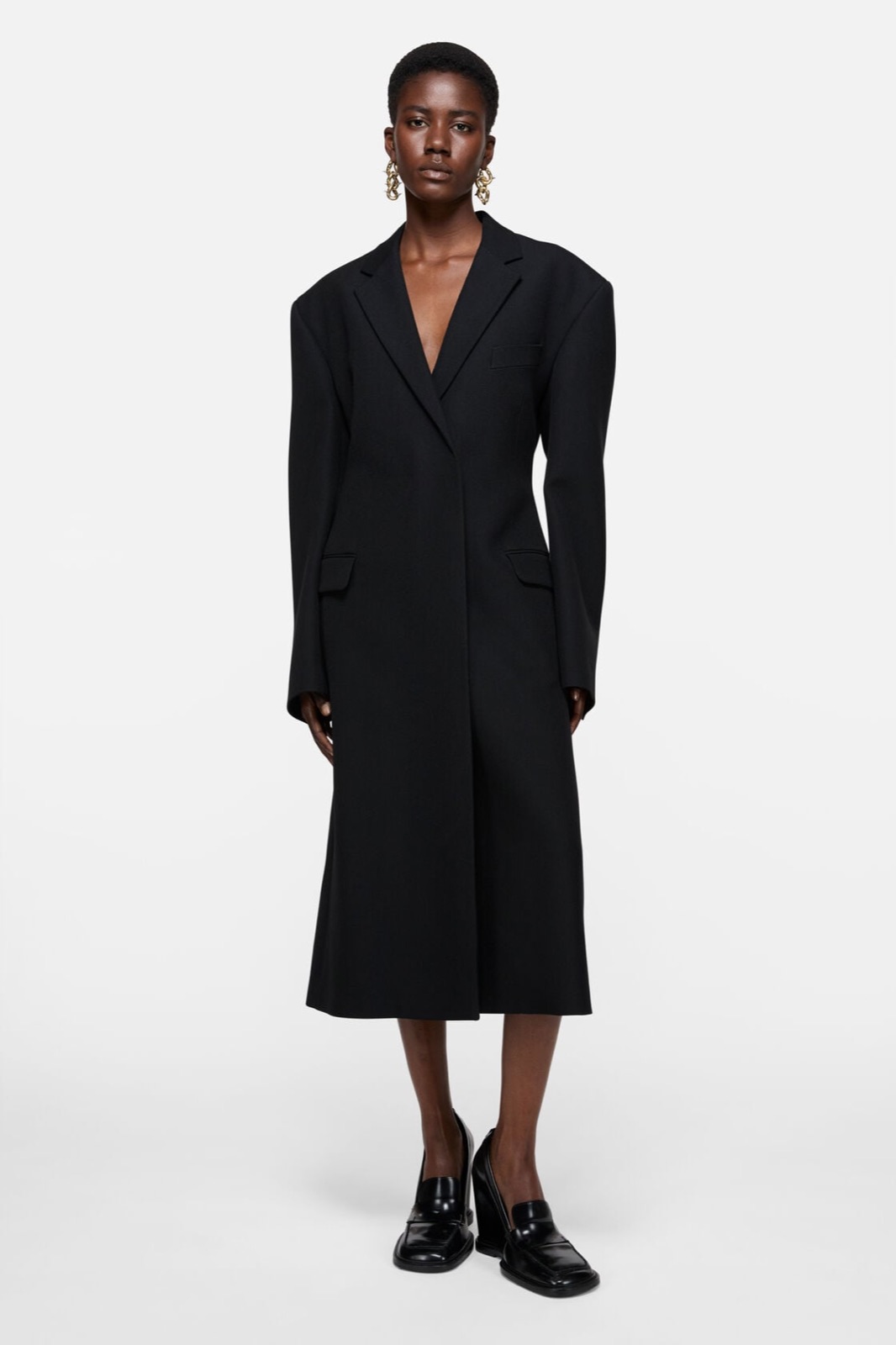 Manteau croisé en laine noire Acne Studios, coupe droite longueur mi-mollet, porté avec des mocassins