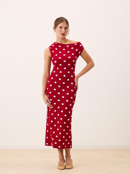 Robe longue Manu de Rouje en maille rouge à pois blancs, encolure asymétrique dégageant une épaule