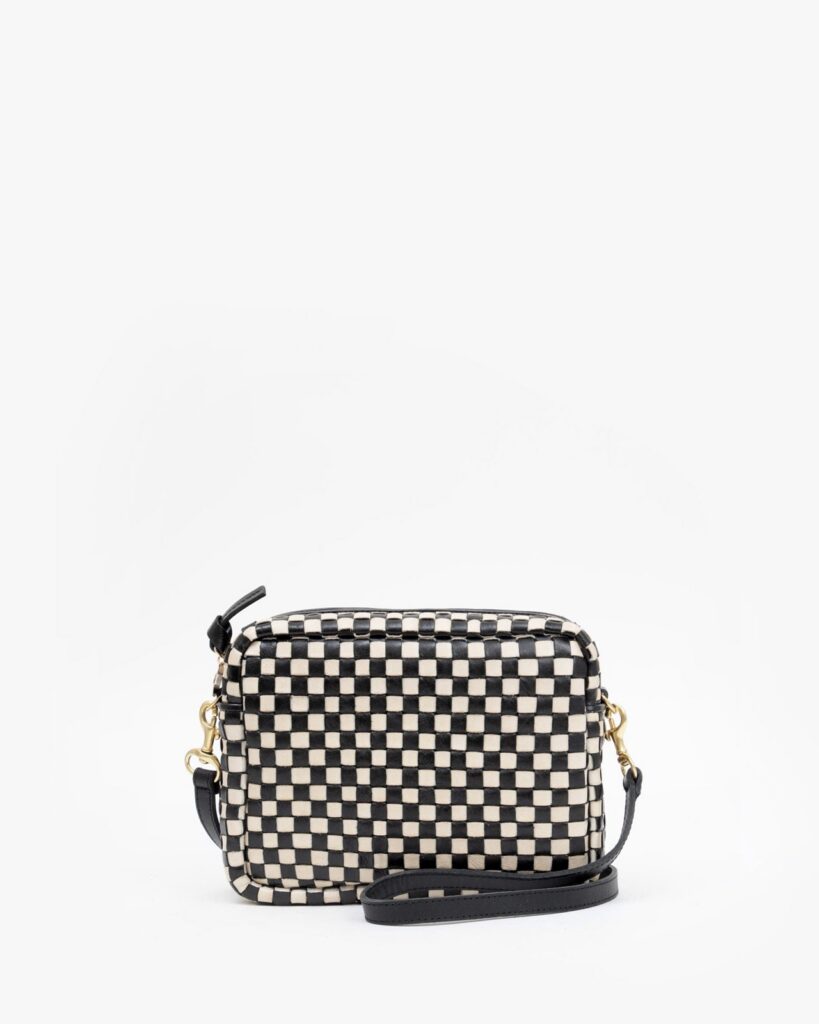 Midi Sac de Clare V. en cuir tresse damier noir et creme avec anse bandouliere noire et quincaillerie doree