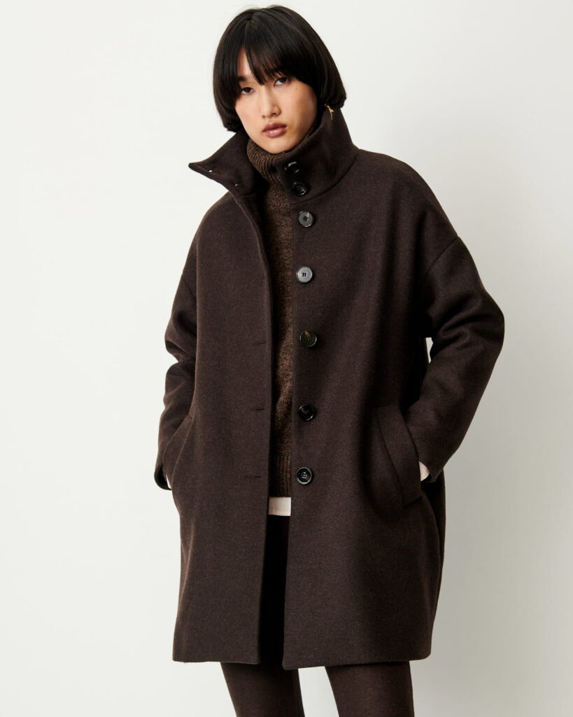 Manteau Paradise de Sessùn en drap de laine brun ébène, col montant et gros boutons