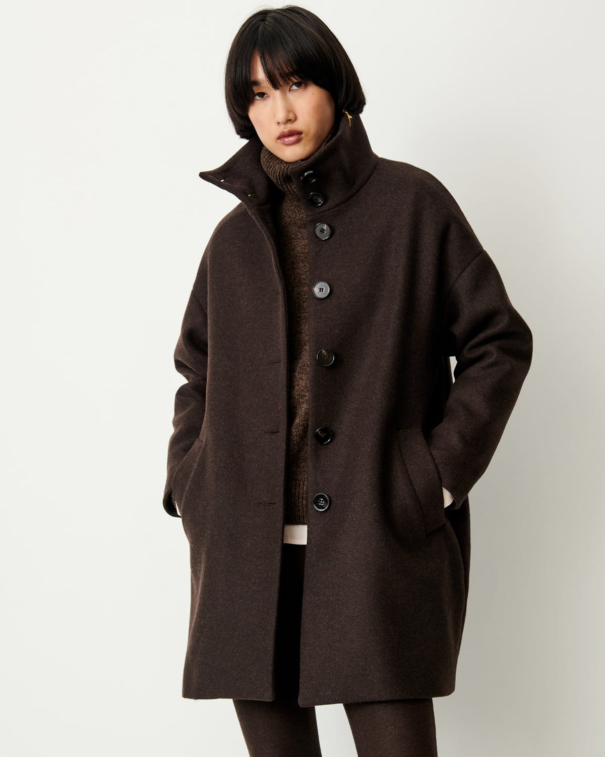 Manteau Paradise de Sessùn en drap de laine brun ébène, col montant et gros boutons