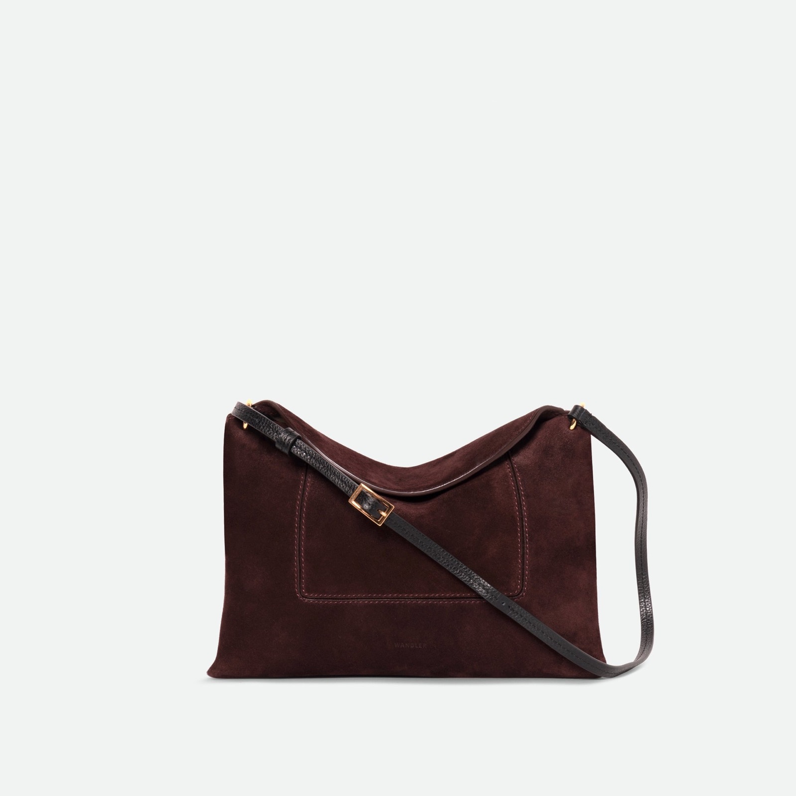 Sac Penelope Slouch de Wandler en suede aubergine acai, bride en cuir graine noir et boucle doree