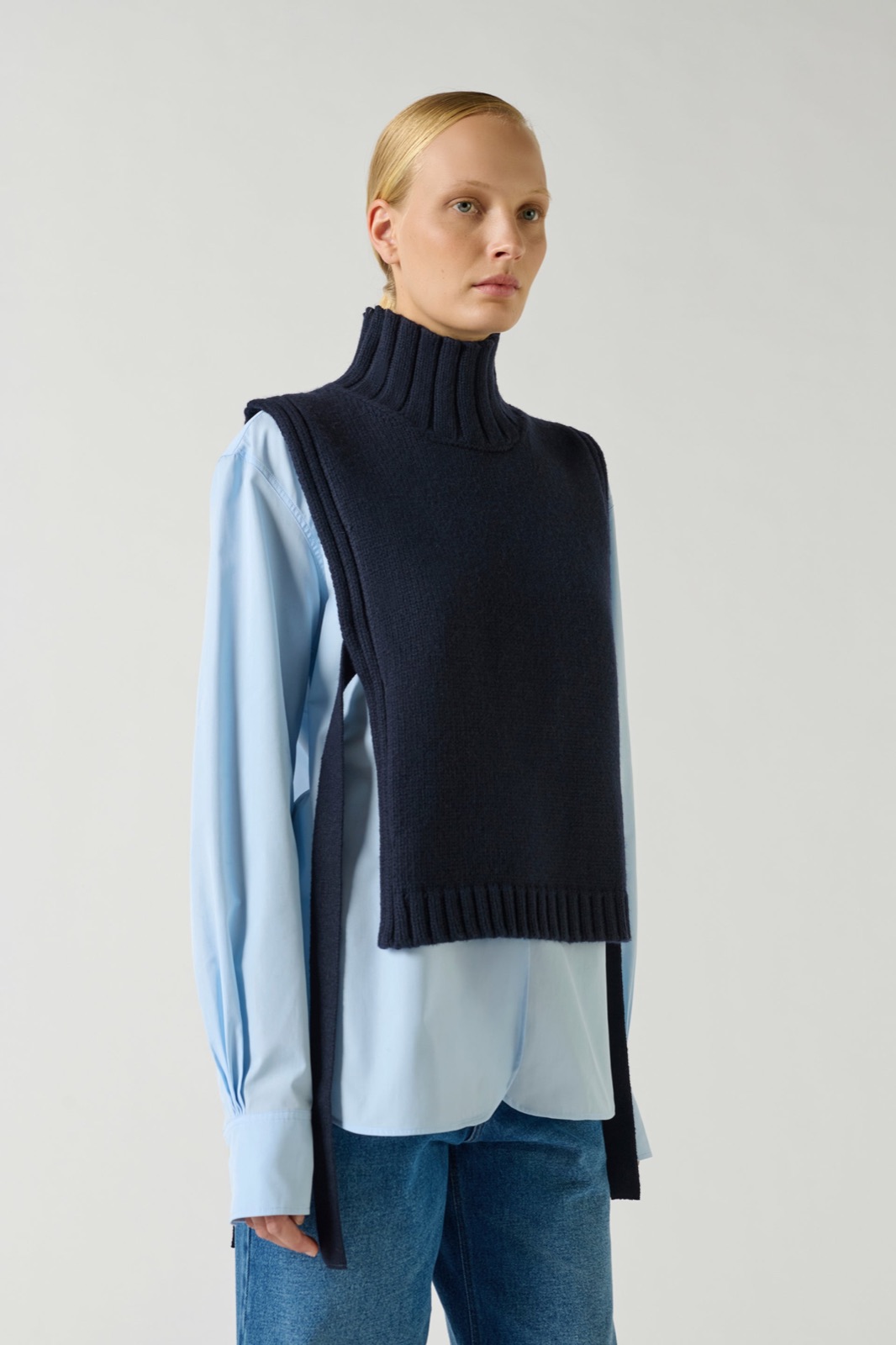 Plastron Or en laine bleu marine de Soeur, col montant côtelé, porté sur une chemise bleu clair