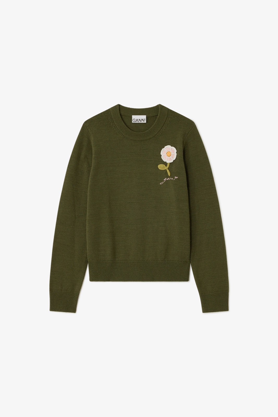 Pull en laine vert kaki de Ganni orné d'une fleur au crochet rose sur le devant