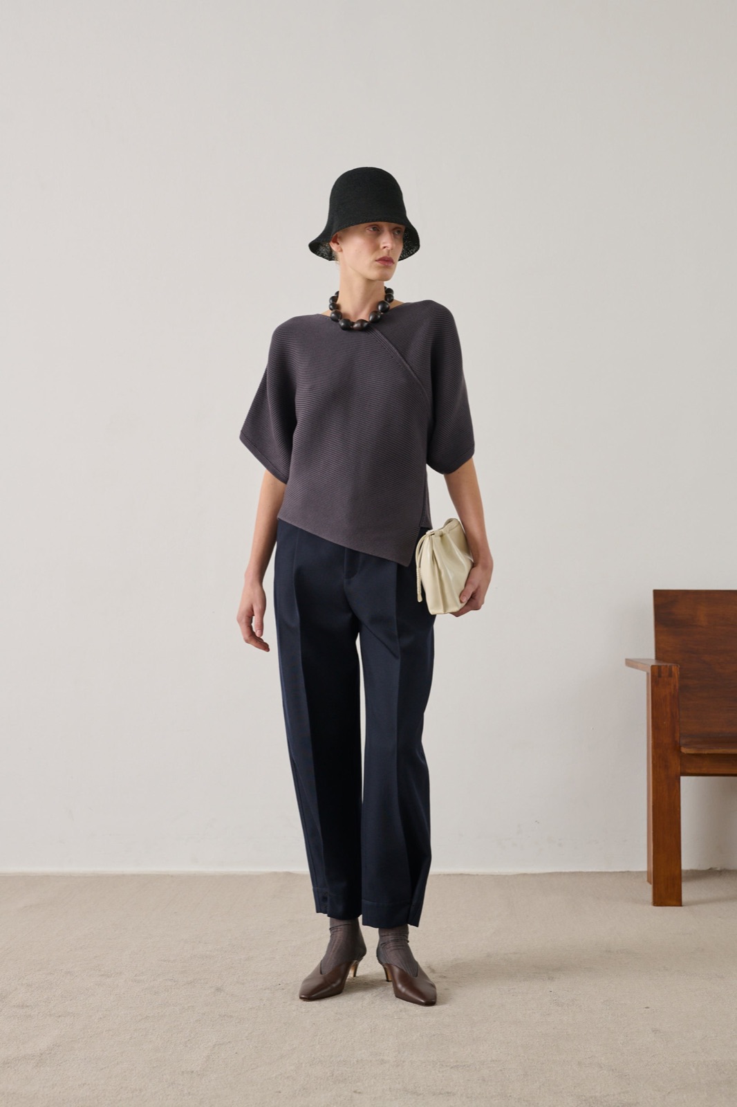 Pull Essaouira de Soeur en maille cotelee gris aubergine, coupe courte asymetrique, porte avec un pantalon marine