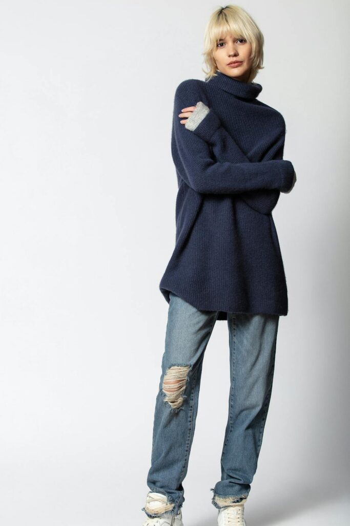 Robe Eloi en cachemire bleu encre à col roulé de Zadig & Voltaire, portée sur un jean