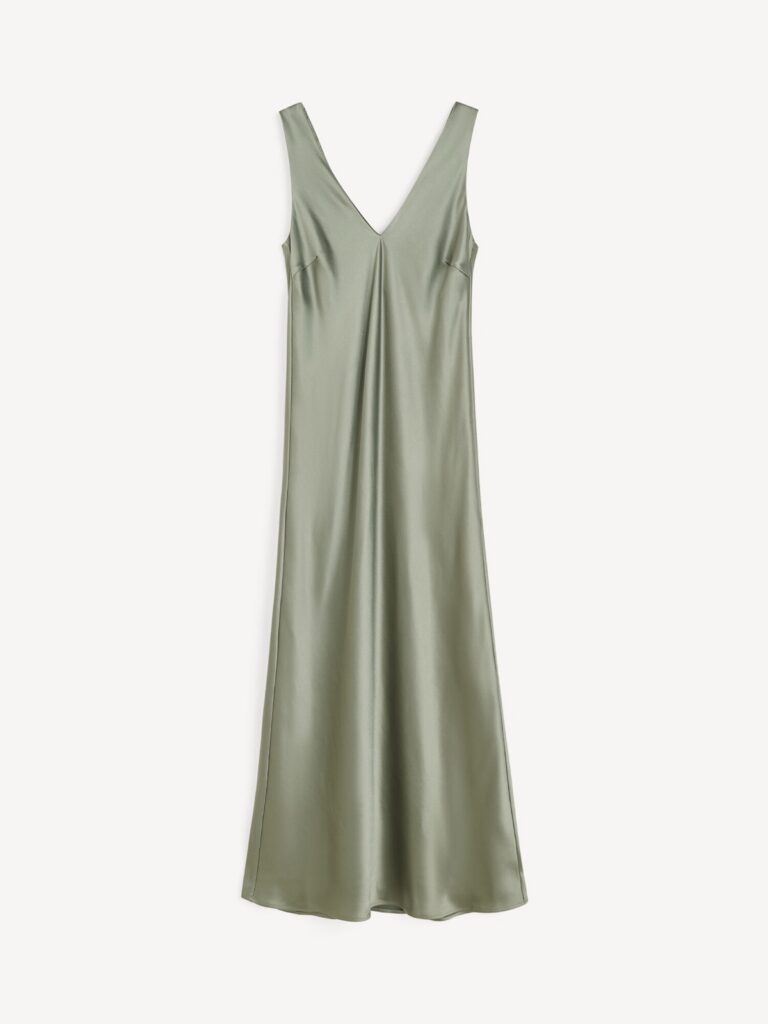 Robe longue en satin vert sauge Levita de By Malene Birger, col V plongeant et coupe fluide sans manches