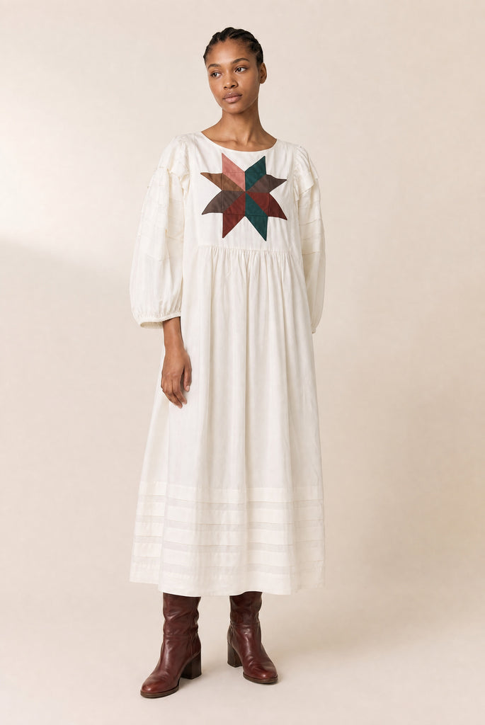 Robe longue écrue Rosina Patch de Leon & Harper, plastron en patchwork étoilé aux tons terracotta, vert et brun, manches 3/4 bouffantes