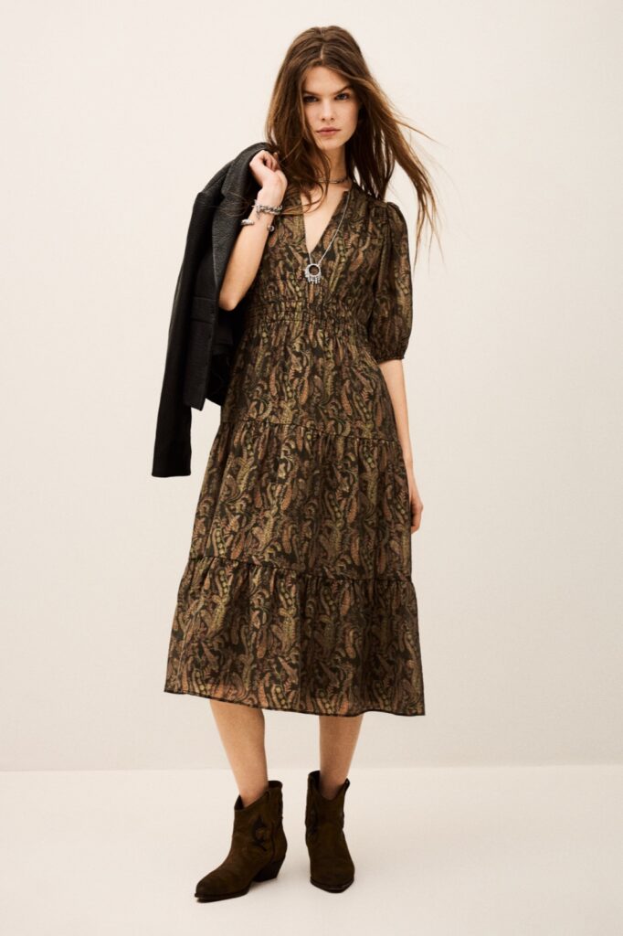 Robe midi Tanyssa de ba&sh, imprimé cachemire kaki, manches bouffantes et jupon à étages, portée avec des santiags en daim