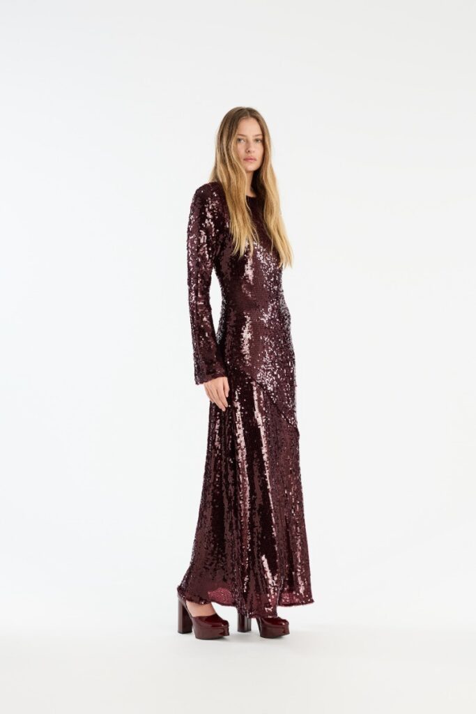 Robe longue en paillettes bordeaux Zinfandel de ROTATE Birger Christensen, manches longues et jupe evasee