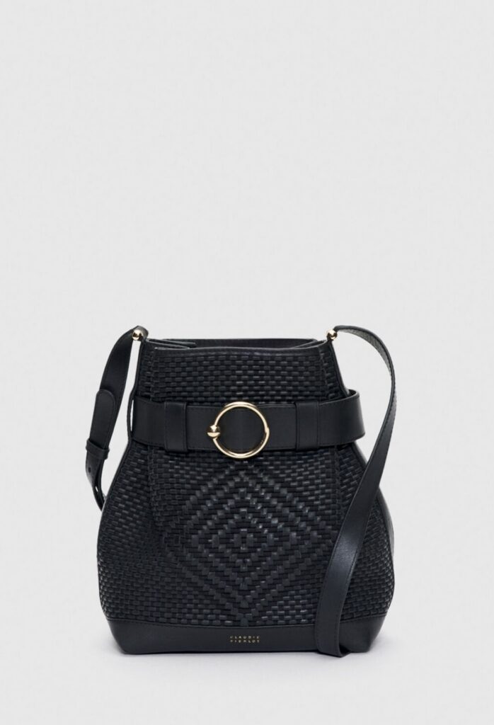Sac seau Alois en cuir noir tressé Claudie Pierlot, ceinture à anneau doré et bandoulière réglable
