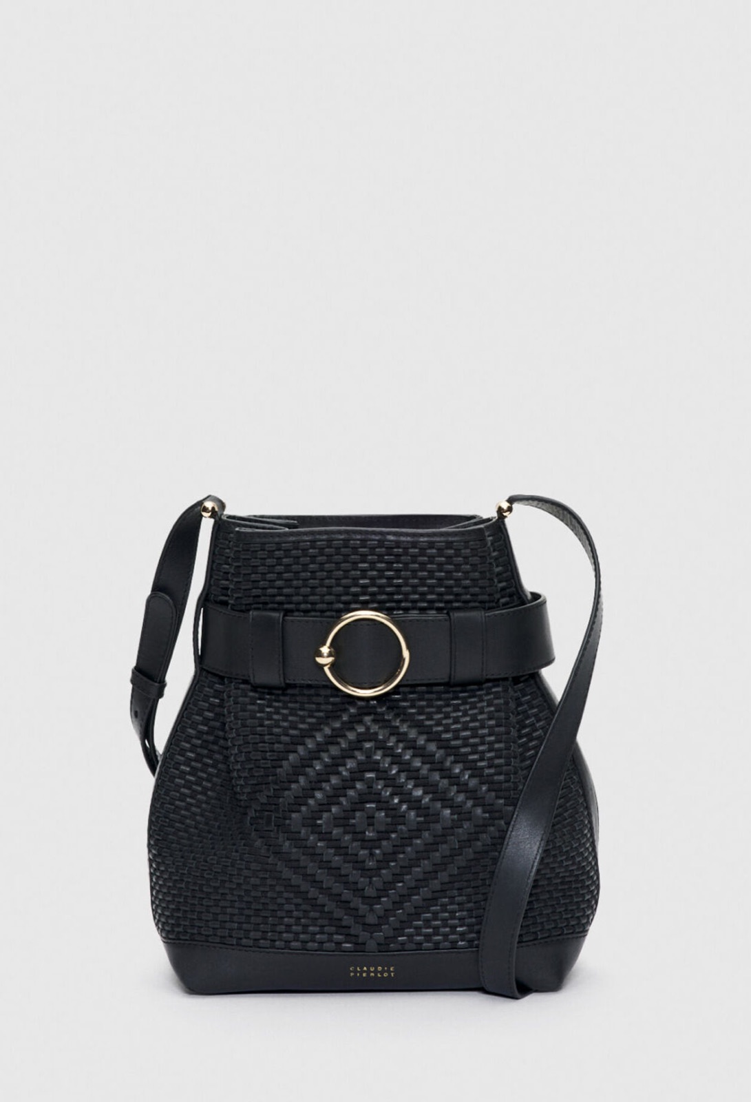 Sac seau Alois en cuir noir tressé Claudie Pierlot, ceinture à anneau doré et bandoulière réglable