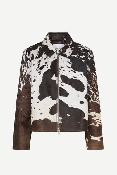 Veste en cuir et poil de vache marbré marron et blanc, coupe droite à fermeture zippée, modèle Salylo de Samsøe Samsøe