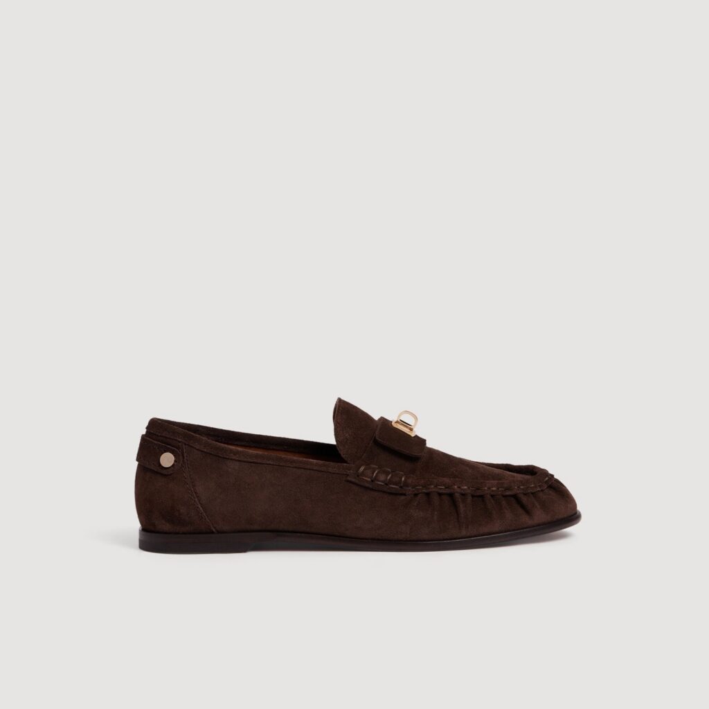 Mocassin en daim chocolat Sandro a semelle plate, couture main apparente et petit fermoir dore