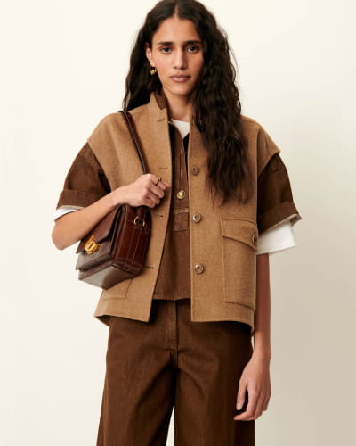 Veste courte Parkless de Sessun en ton caramel, coupe boite a manches courtes, portee sur un tee-shirt blanc et un pantalon large marron