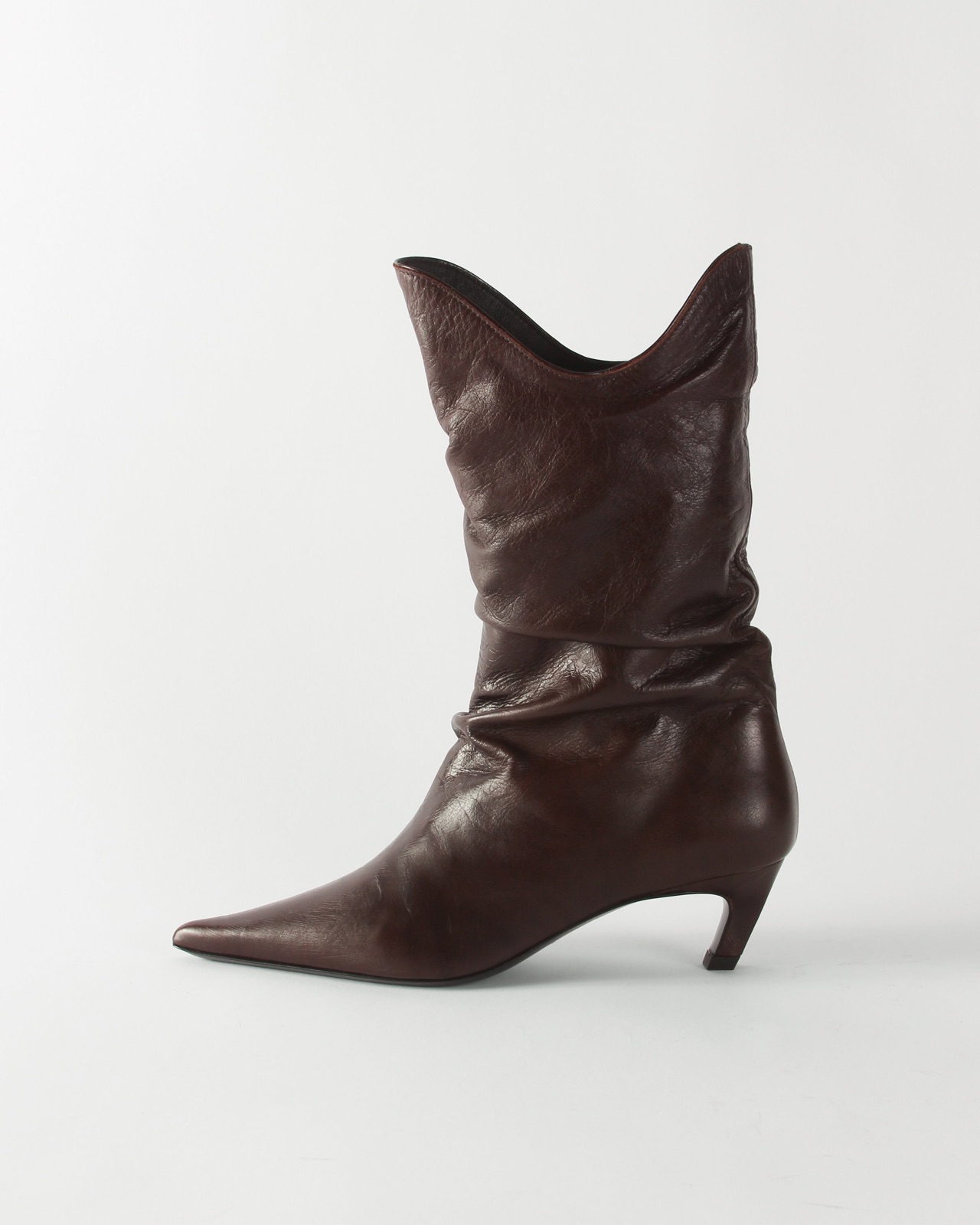 Botte Slouchy en cuir cappuccino de Rejina Pyo, tige plissée, bout effilé et talon kitten courbé