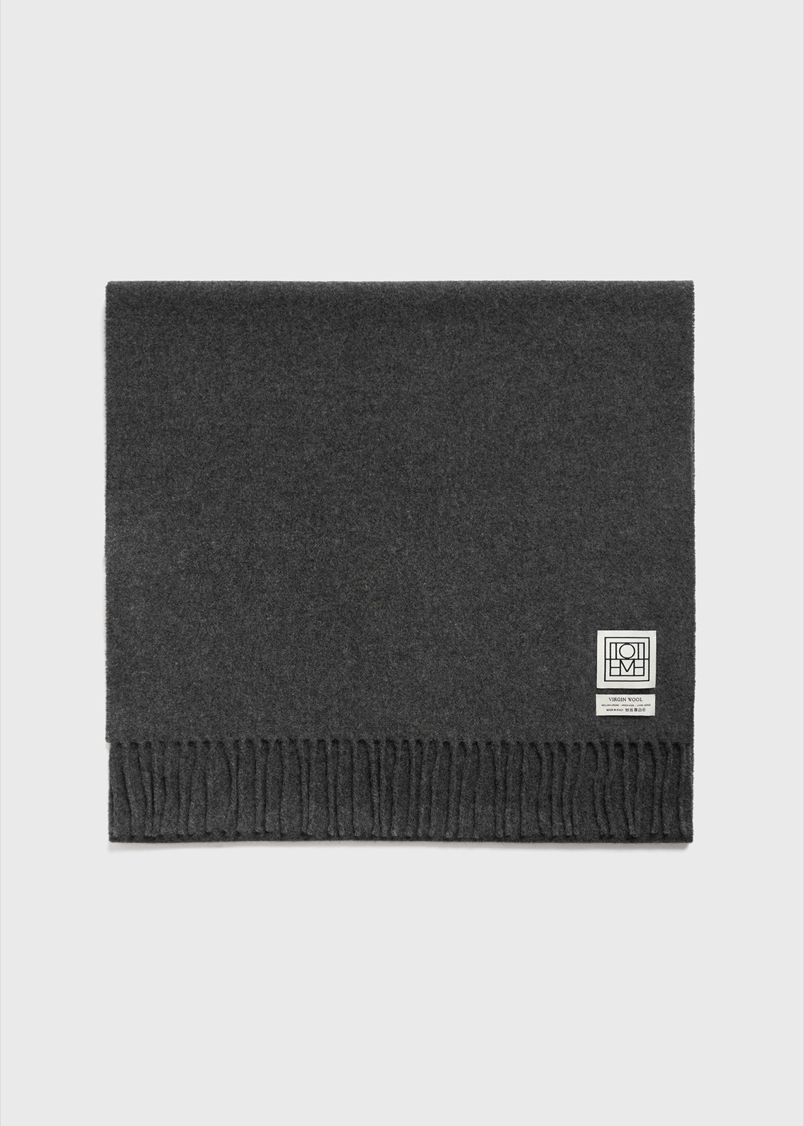 Écharpe classique Totême en laine vierge gris chiné, bords à franges et étiquette monogramme