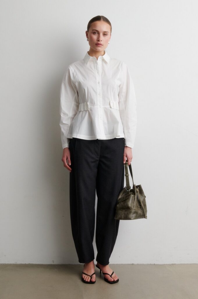Pantalon Vienne de Second Female, coupe barrel en tissu gris chiné foncé à fines rayures tennis, jambe resserrée à la cheville