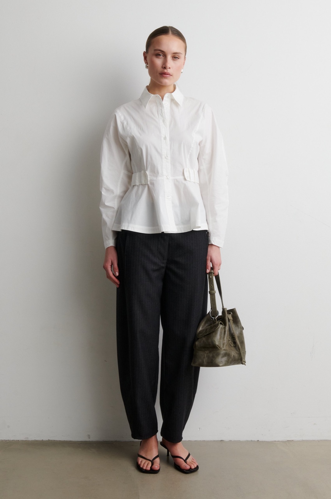 Pantalon Vienne de Second Female, coupe barrel en tissu gris chiné foncé à fines rayures tennis, jambe resserrée à la cheville