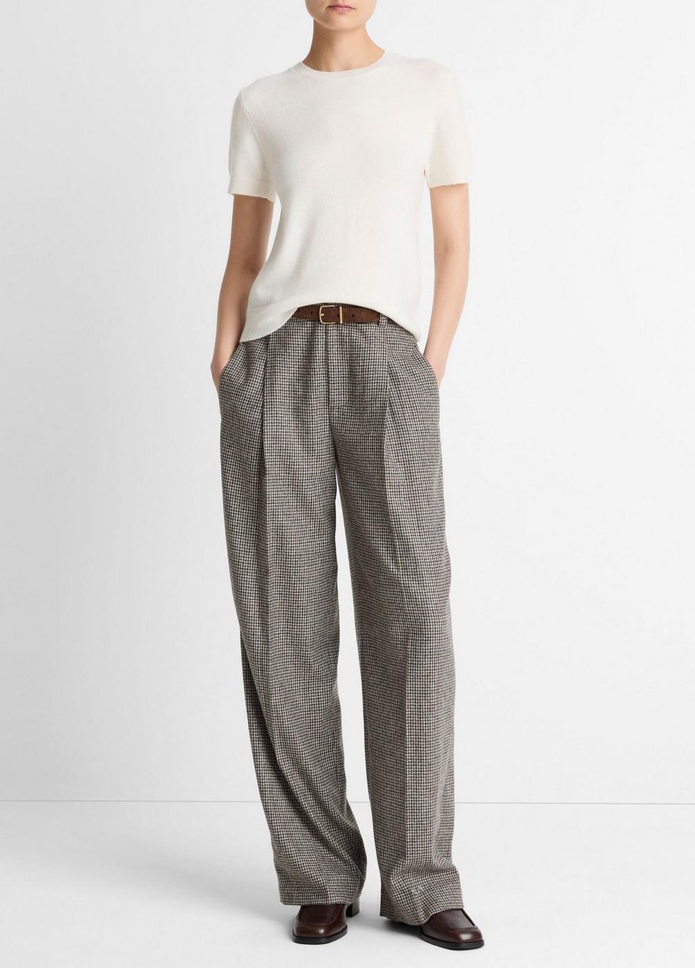 Pantalon large taille haute en laine à petit pied-de-poule brun et écru, porté avec un tee-shirt crème et des mocassins bruns