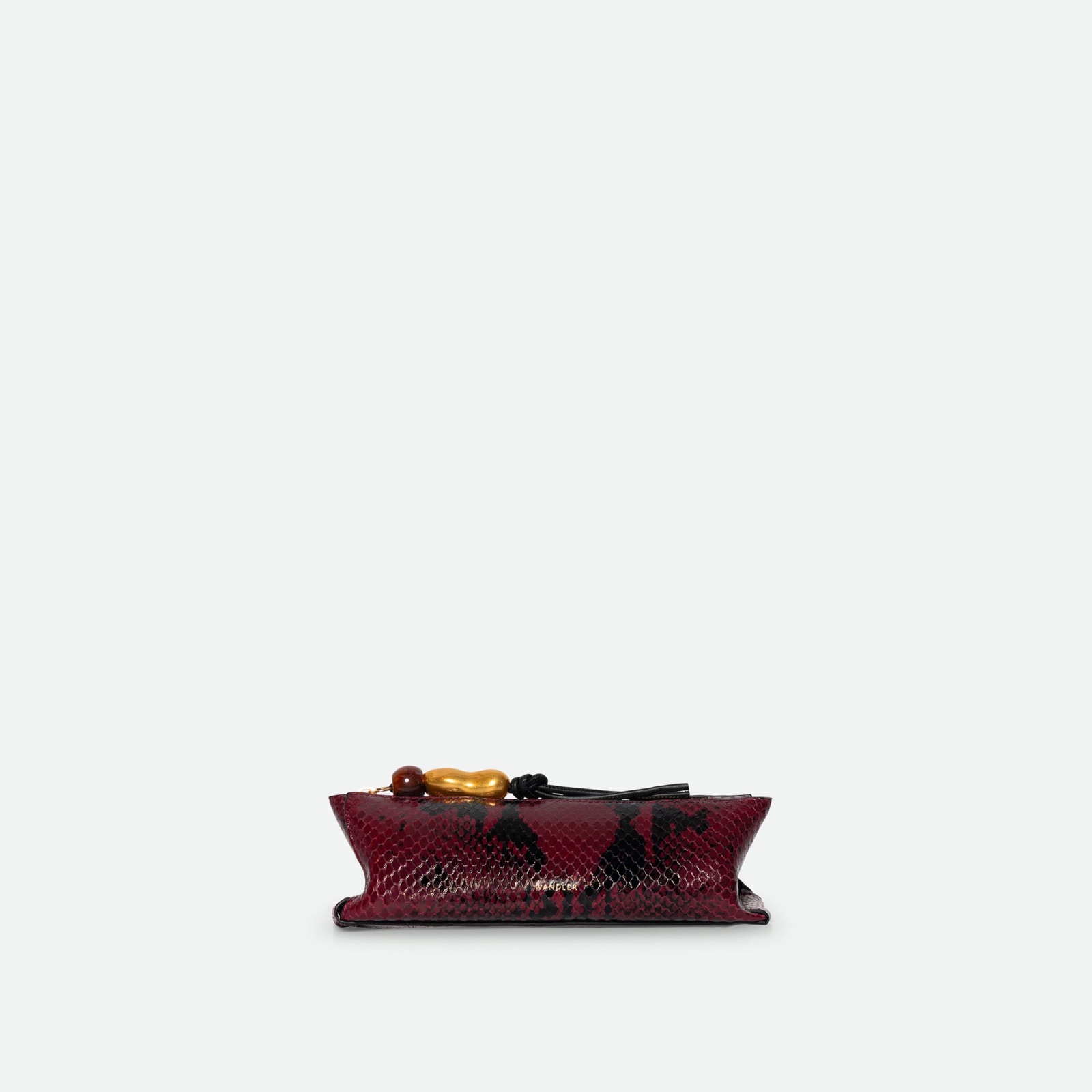 Pochette Ida Case de Wandler en cuir façon python bordeaux, fermeture éclair avec perle dorée et lien de cuir