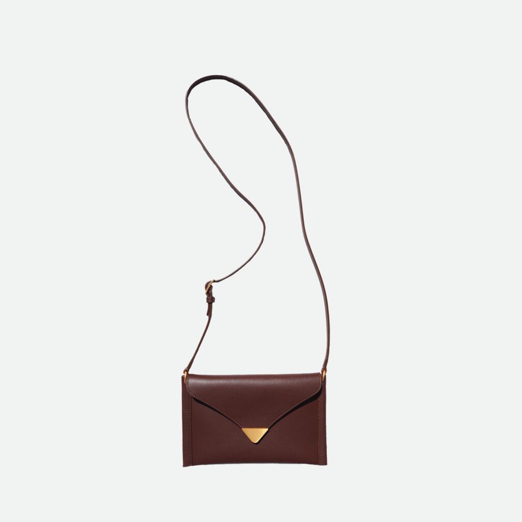 Sac Veneto Envelope de Wandler en cuir palissandre avec fermoir triangulaire doré et bandoulière fine