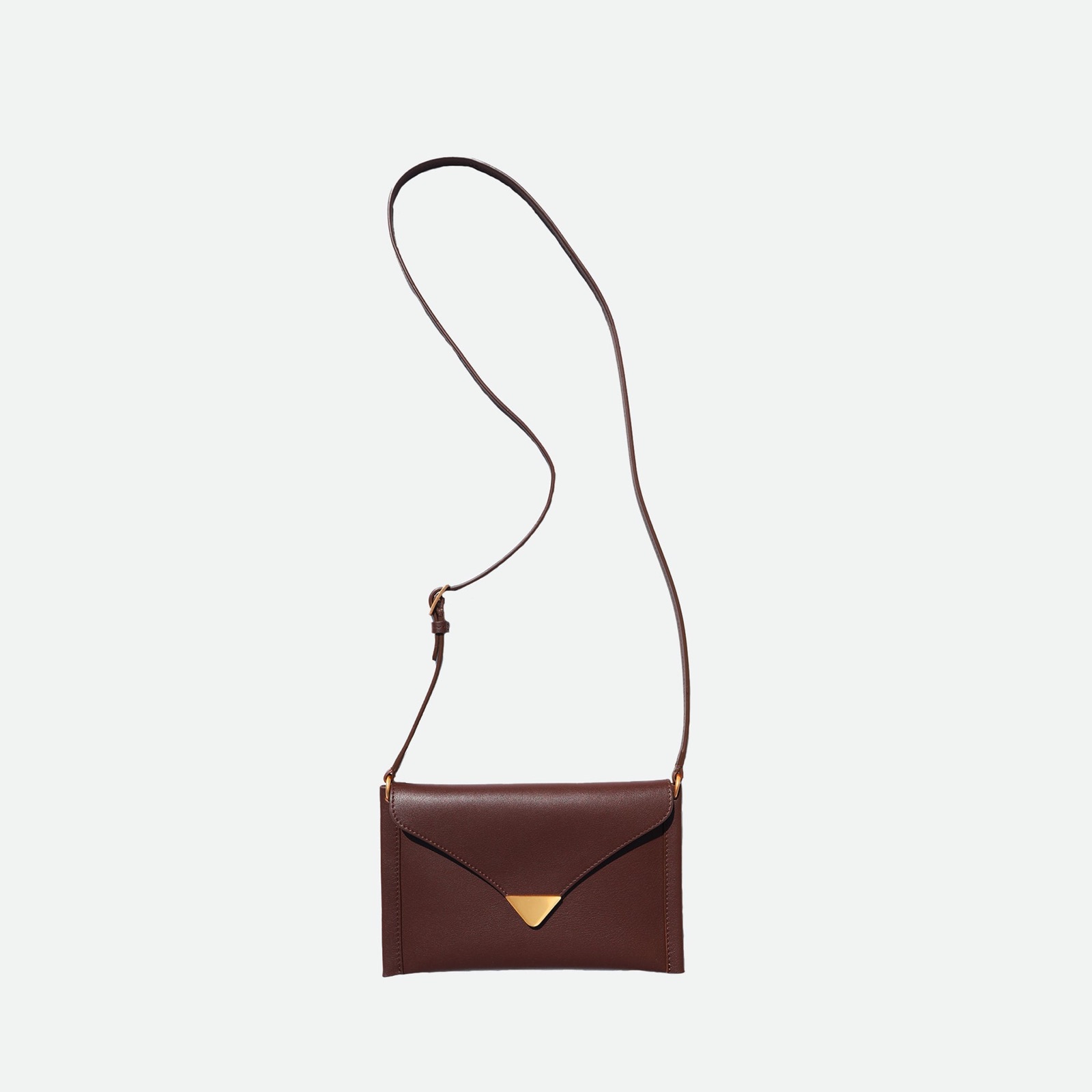 Sac Veneto Envelope de Wandler en cuir palissandre avec fermoir triangulaire doré et bandoulière fine
