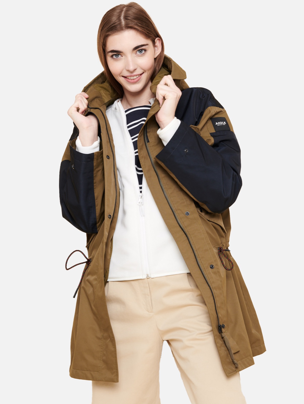 Parka imperméable oversize Feldita d'Aigle, bicolore camel et bleu marine, capuche et taille à cordon
