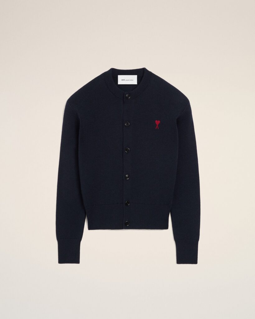 Cardigan en laine bleu marine Ami de Cœur d'Ami Paris, boutonné, avec le petit cœur rouge brodé sur la poitrine