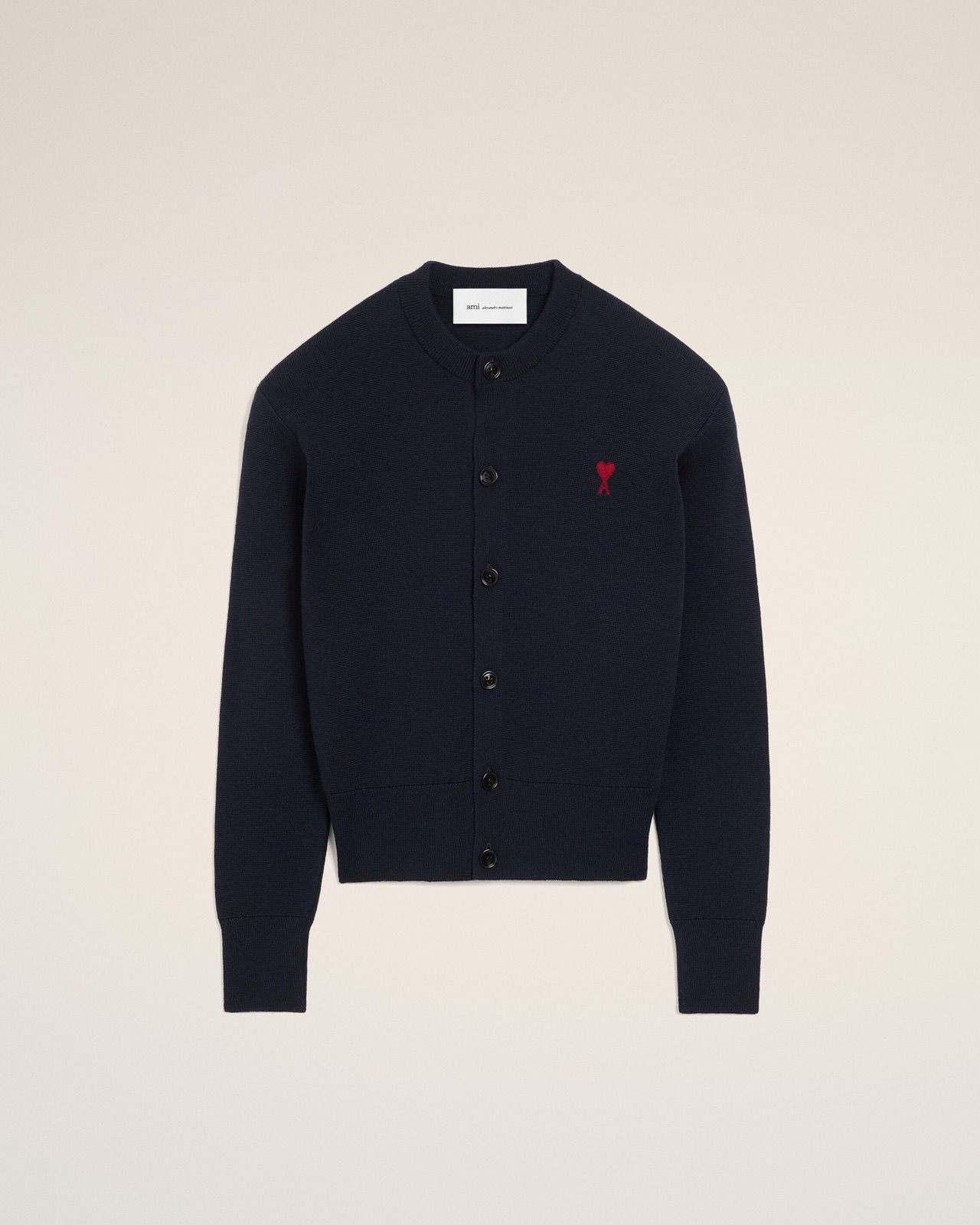Cardigan en laine bleu marine Ami de Cœur d'Ami Paris, boutonné, avec le petit cœur rouge brodé sur la poitrine