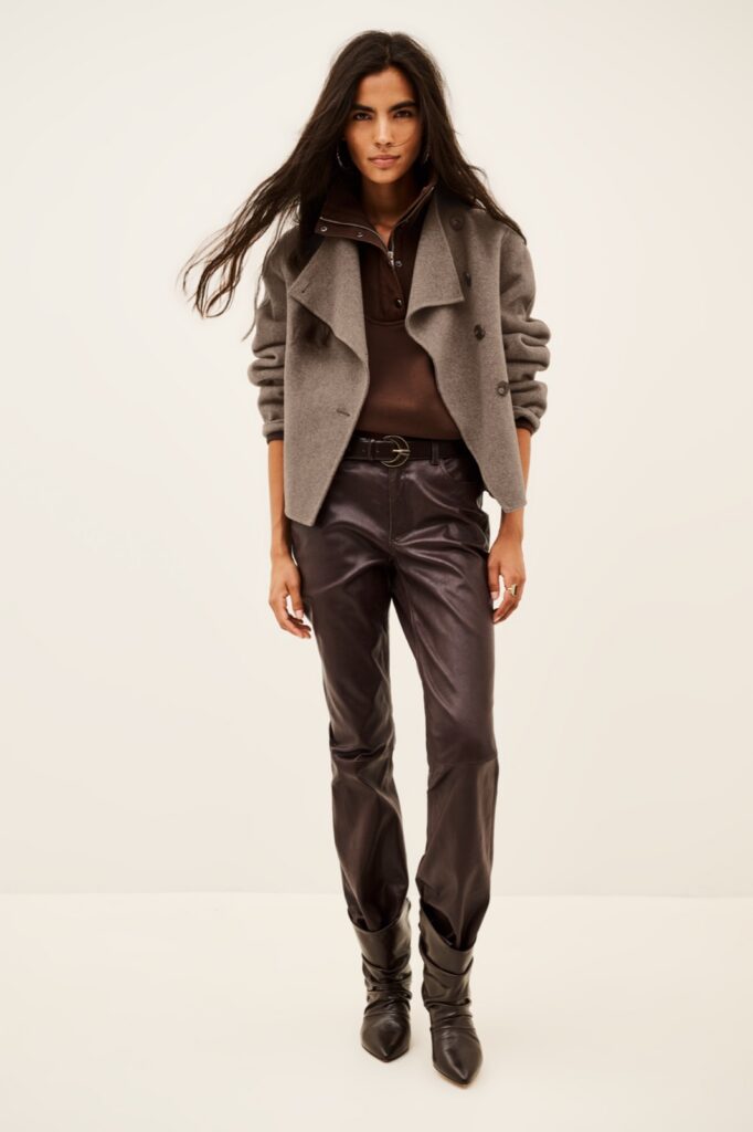 Manteau court Kemelia en laine double face couleur moka de ba&sh, porté ouvert sur un pantalon en cuir prune