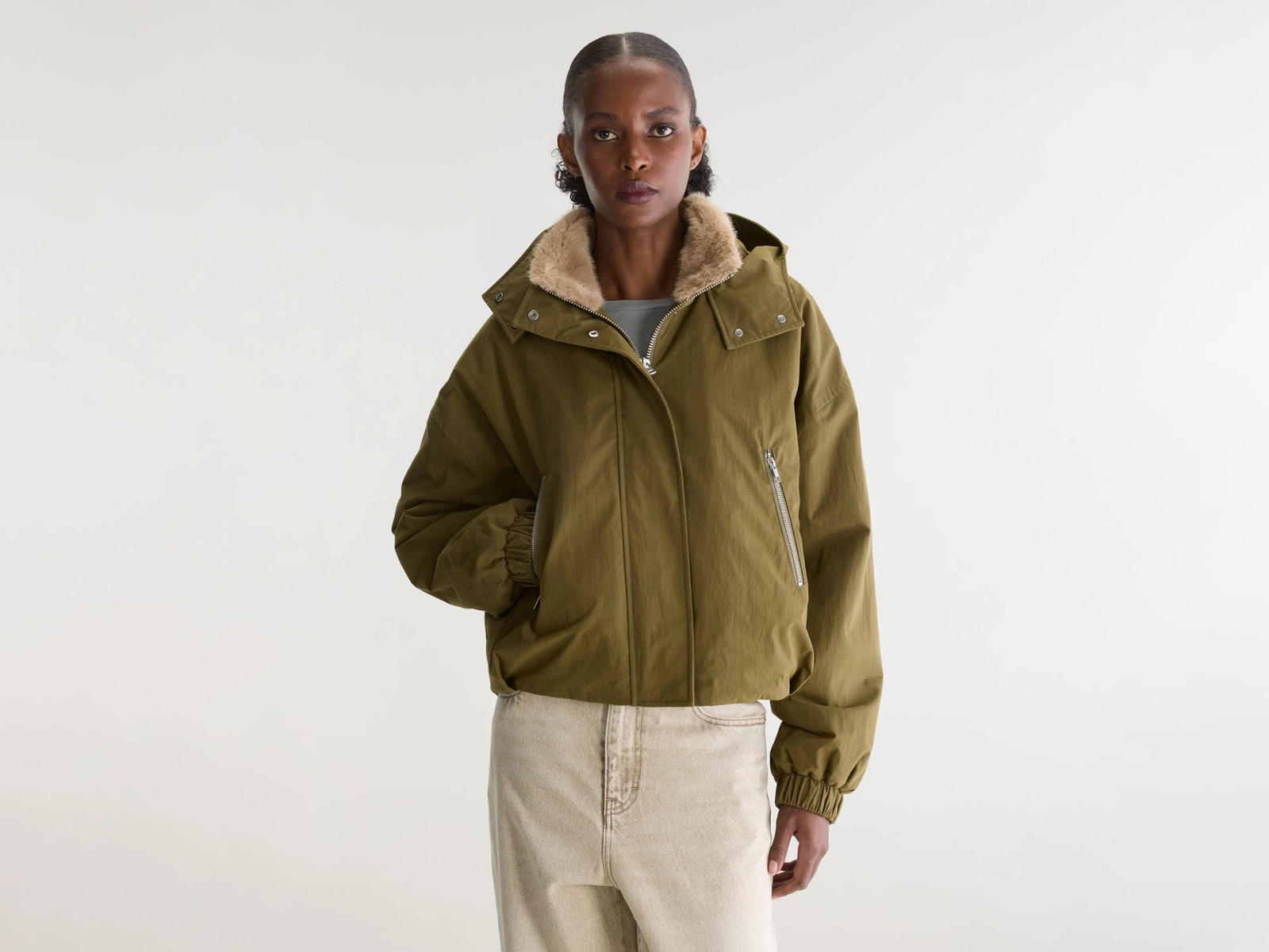Veste courte Herna de Bellerose en toile vert militaire, col en fausse fourrure beige et capuche