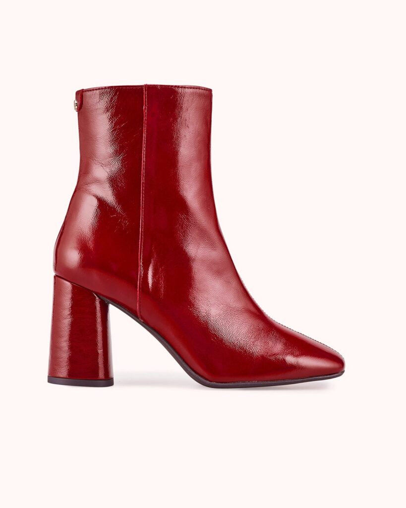 Bottine à talon Prunelle de Cosmoparis en cuir verni rouge cerise, bout carré et talon large de 8 cm