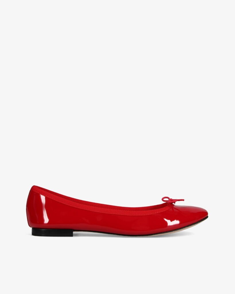 Ballerine Repetto Cendrillon en cuir verni rouge flamme, bout rond et petit noeud de ruban