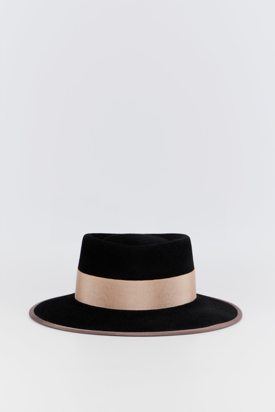 Chapeau à large bord en feutre noir avec bande grosgrain caramel et liseré taupe, modèle Gerhard de D'Estrëe