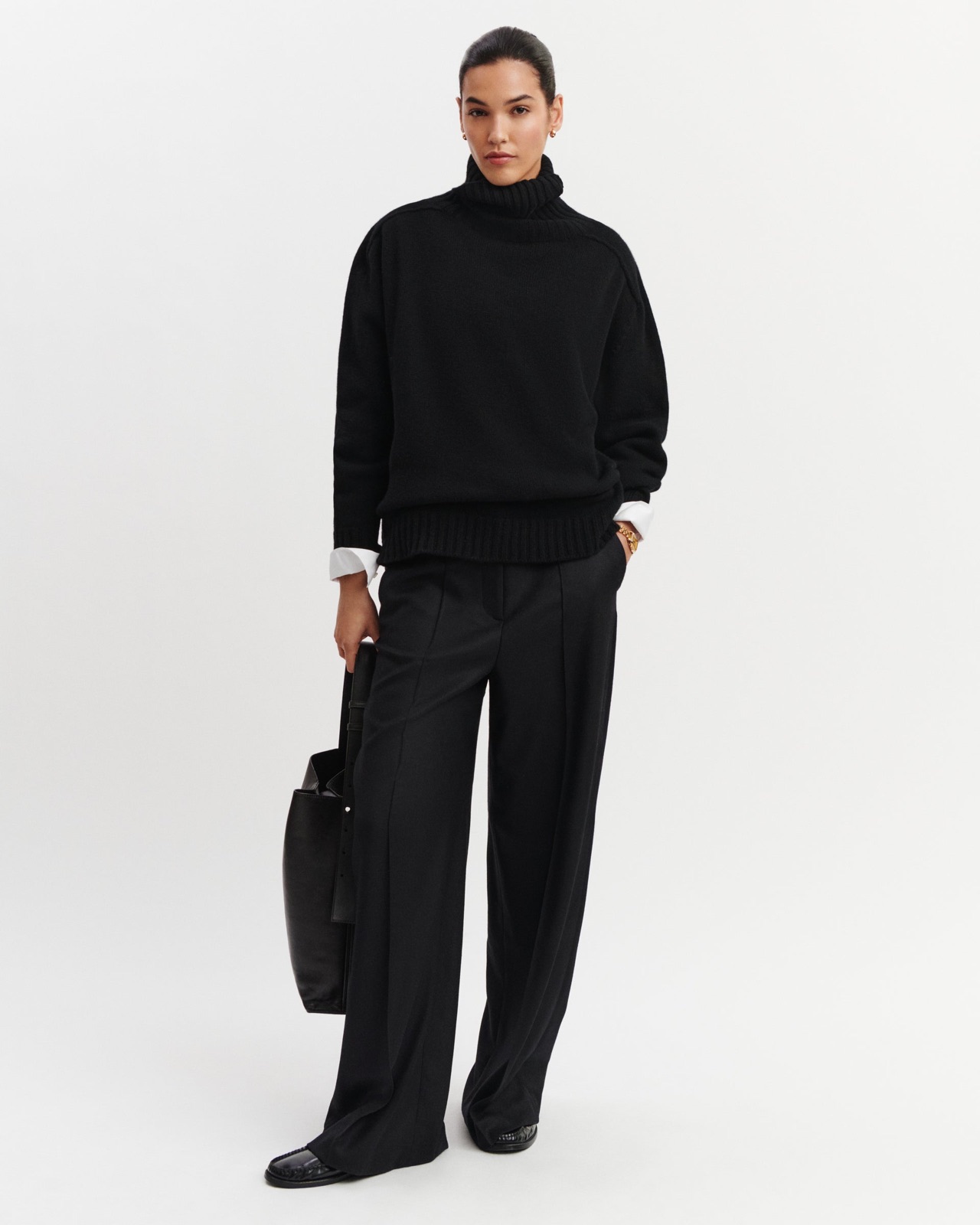 Pull col roulé Angèle en cachemire noir d'Eric Bompard, porté avec un pantalon large et une chemise blanche