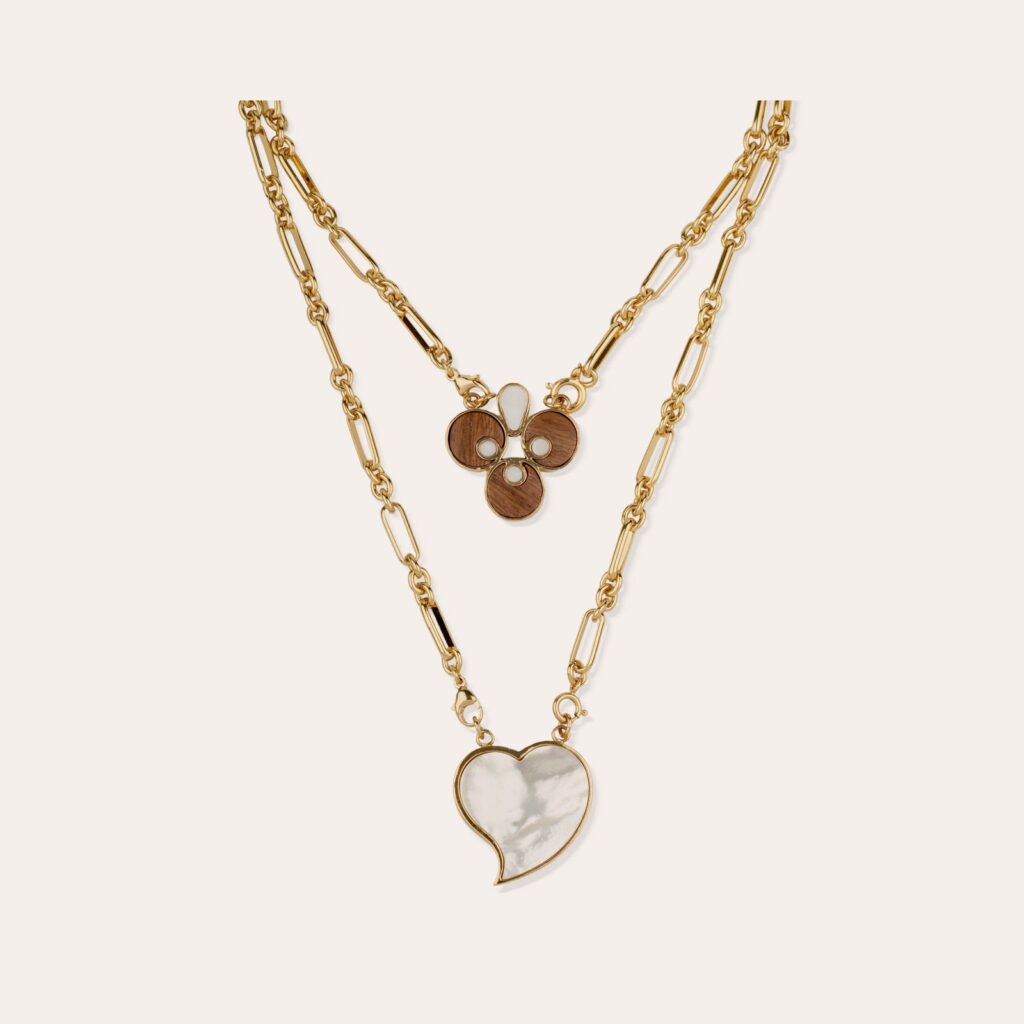 Collier scapulaire Mirage de Gas Bijoux, chaine figaro doree avec un coeur en nacre blanche et un motif de ronds en bois