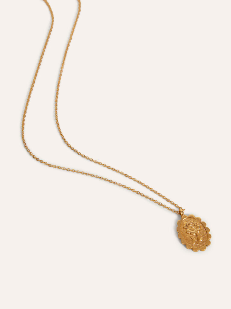 Collier Silvana de Rouje, médaillon ovale doré à la rose gravée sur chaîne fine