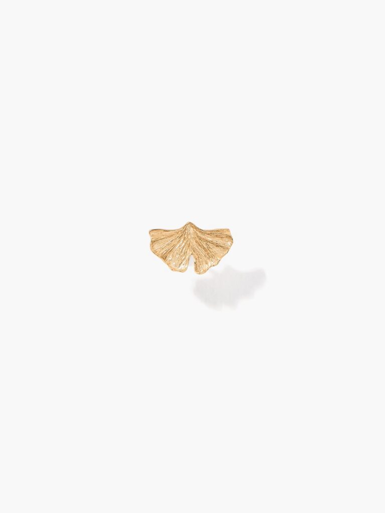 Boucle d'oreille Ginkgo en or jaune d'Aurélie Bidermann, en forme de feuille de ginkgo