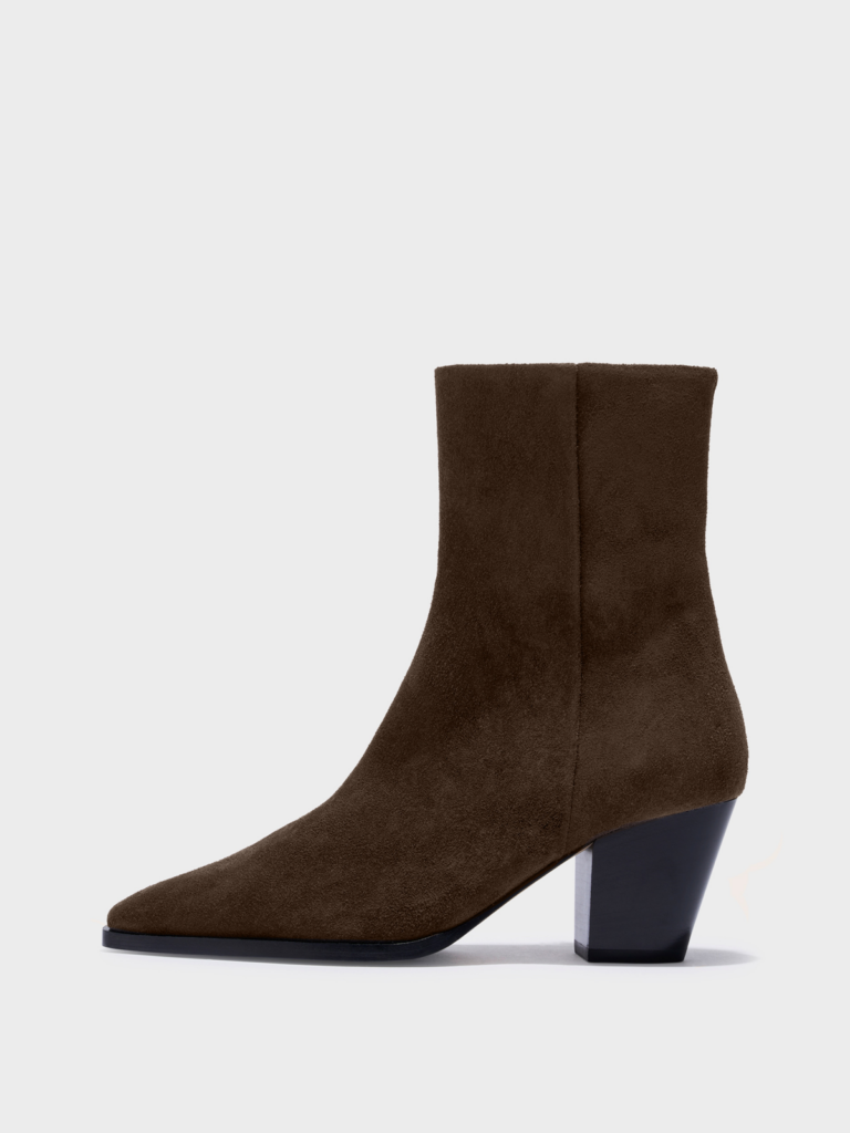 Boots Hedvig en daim moka d'Aeyde, bout effilé et talon santiag biseauté