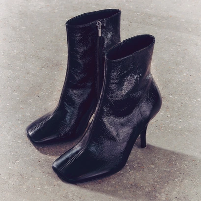Bottines Belfast de Jonak en cuir noir brillant, bout carré et talon aiguille, zip latéral