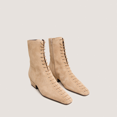 Bottines Duomo de Jonak en croûte de cuir taupe, laçage sur toute la tige et petit talon biseauté