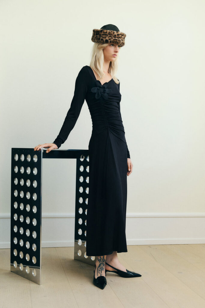 La robe maxi Josina noire de Baum und Pferdgarten, jersey de viscose fronce au devant avec applique florale sur la poitrine