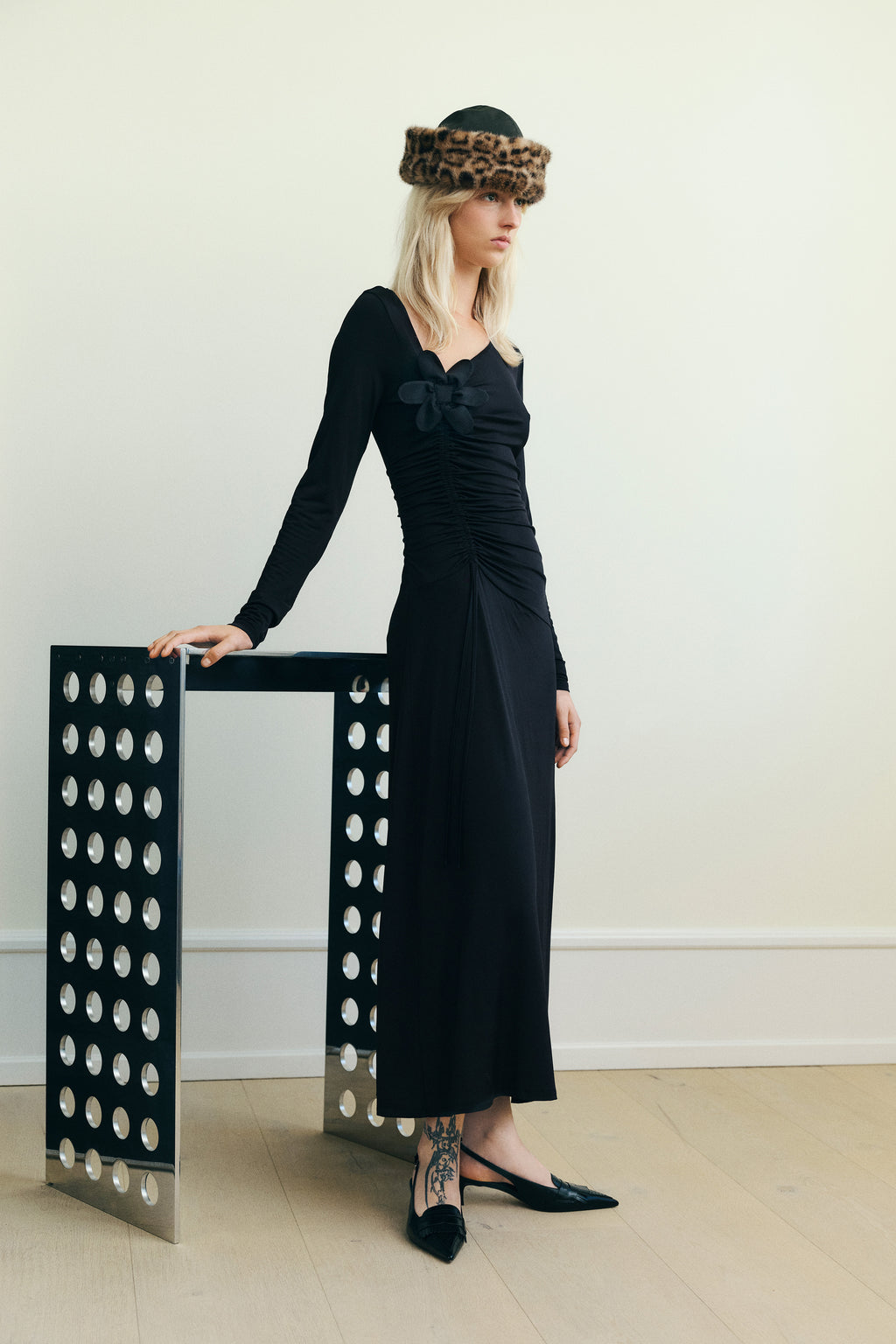 La robe maxi Josina noire de Baum und Pferdgarten, jersey de viscose fronce au devant avec applique florale sur la poitrine
