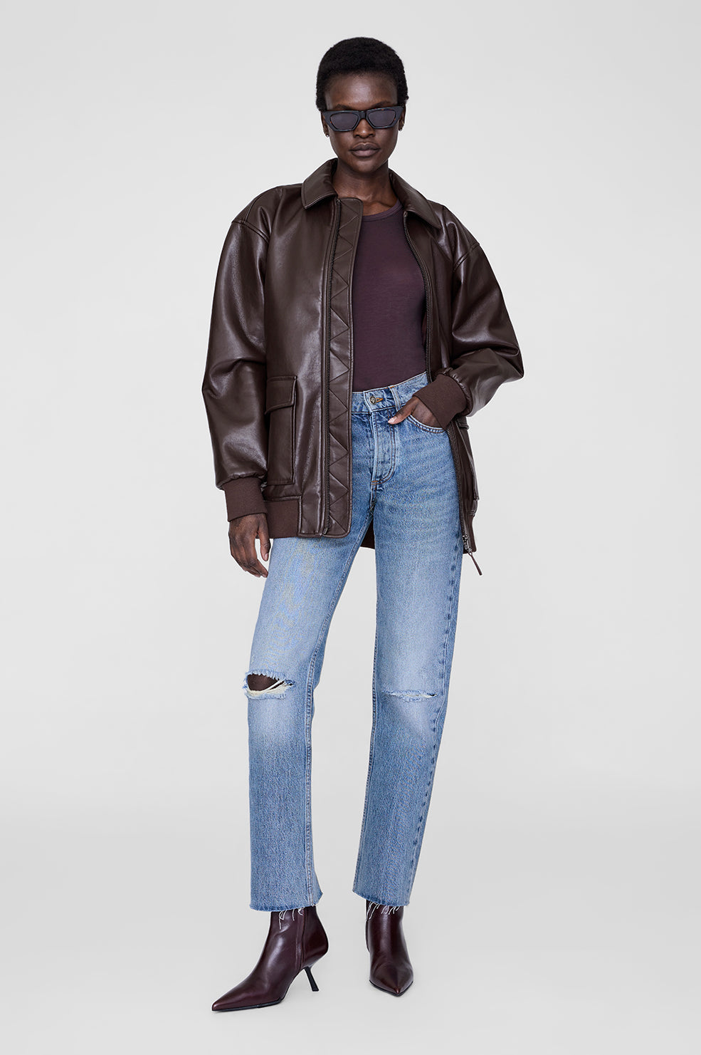 Veste Kelanie Anine Bing en cuir recyclé marron profond, coupe oversize, portée sur un jean